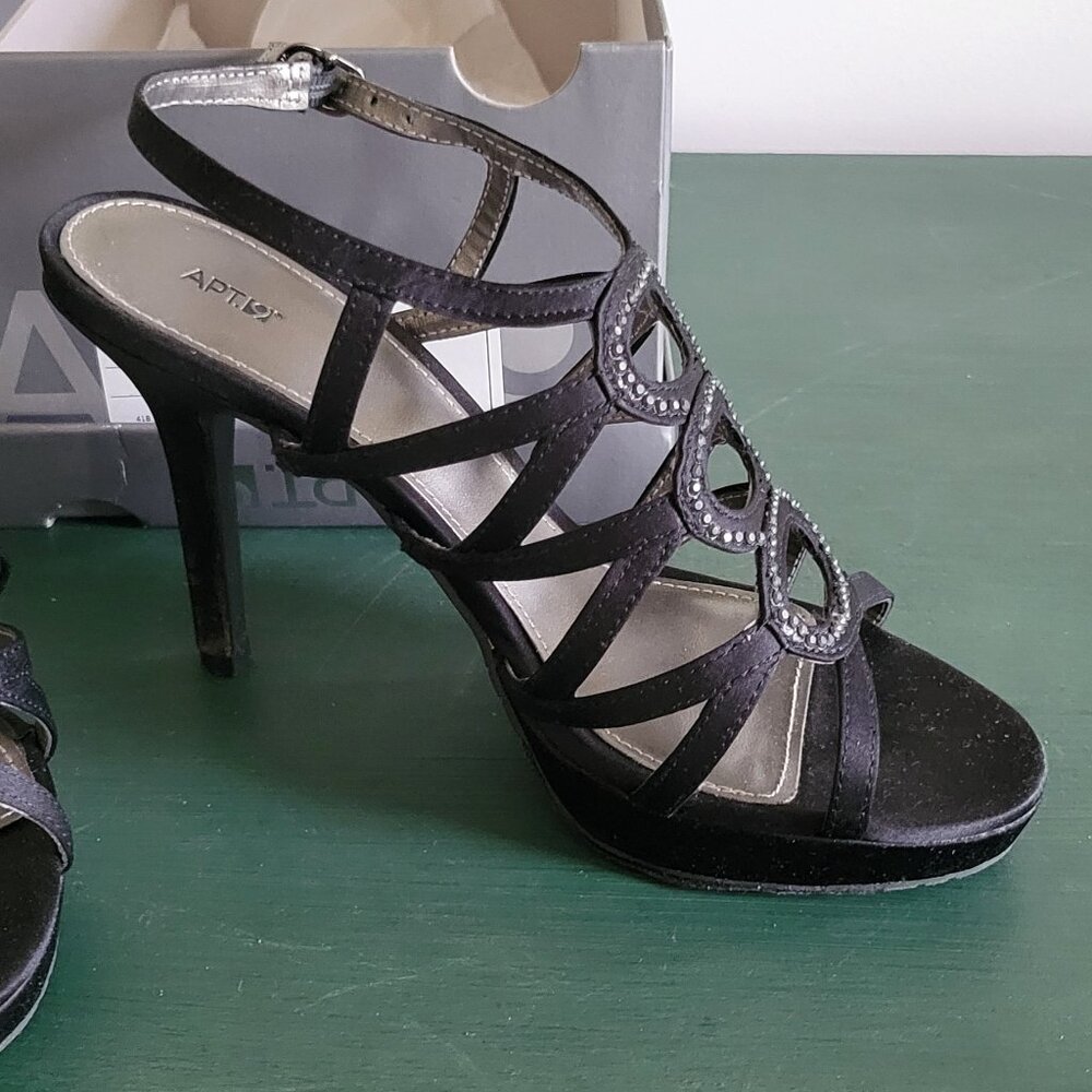 Black strappy sandals size 7